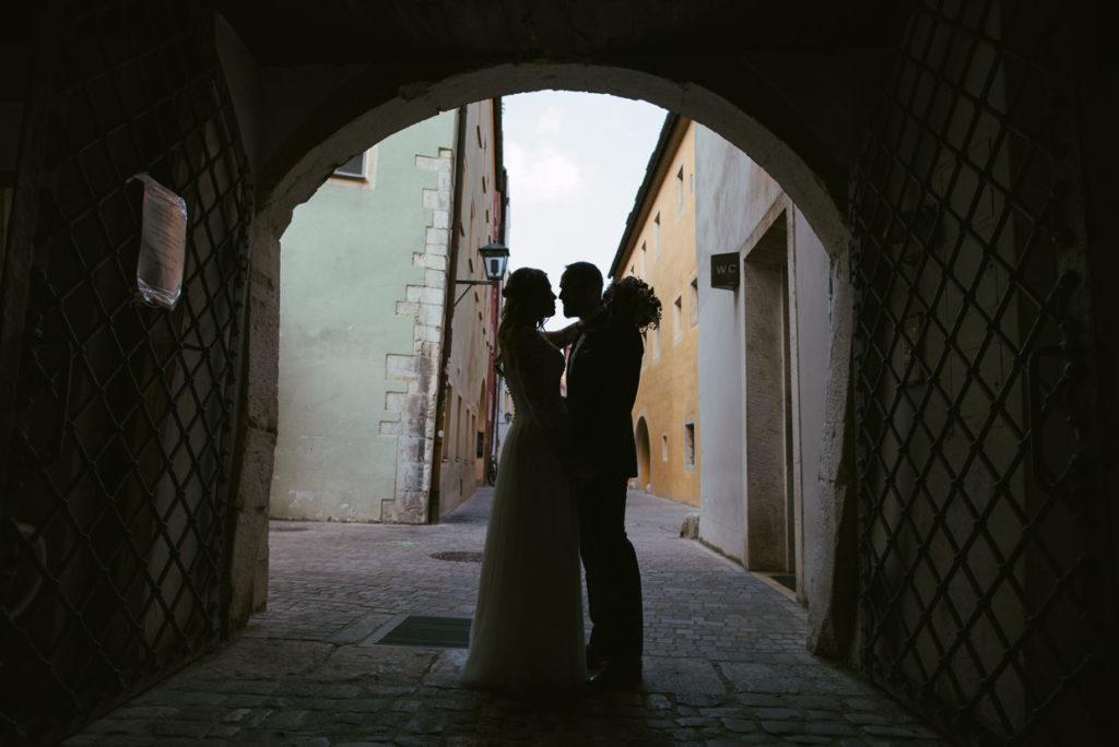 Hochzeitspaar in der Altstadt von Regensburg. Hochzeitsfotograf Regensburg.