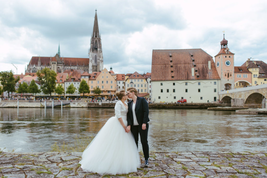 Hochzeitsfotograf Regensburg - Heiraten in Regensburg. Donauinsel mit Blick auf den Dom von Regensburg.